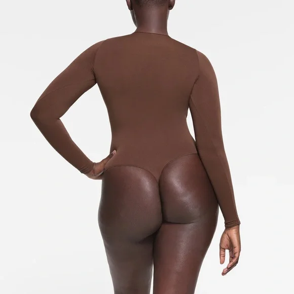 Skims- Essential Crewneck Neck Long Sleeve Bodysuit - Picture 5 of 7
